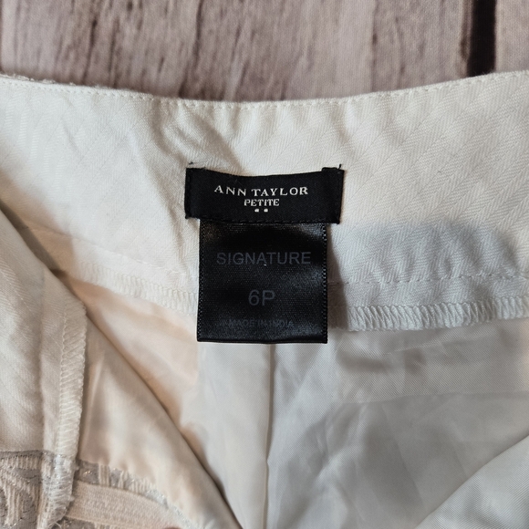 Ann Taylor Signature Petite  Cream Textured Cropped Pants Size 6P - Picture 6 of 8